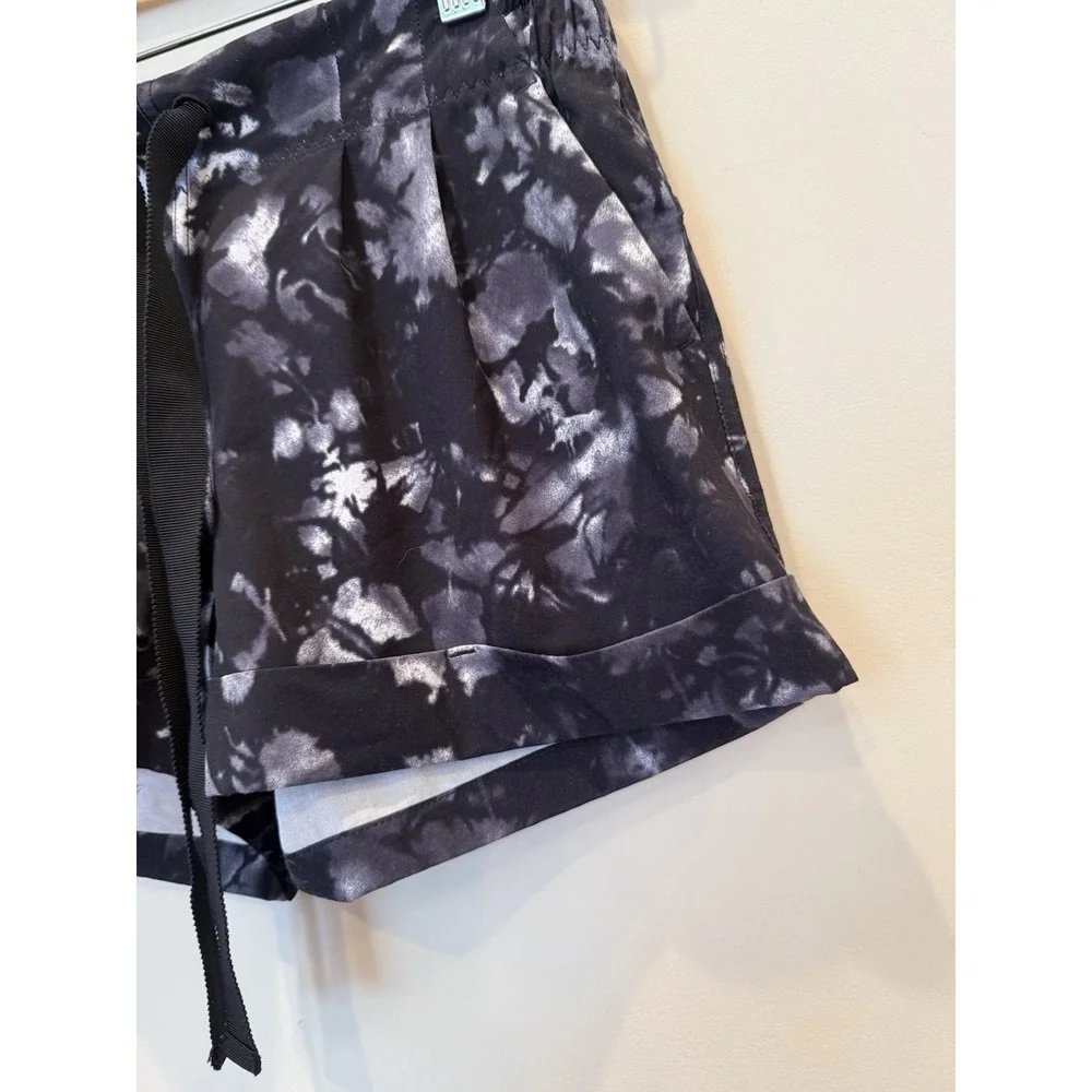 Lululemon Spring Break Away Short II Dusk Dye White Black Women's‎ Size 4